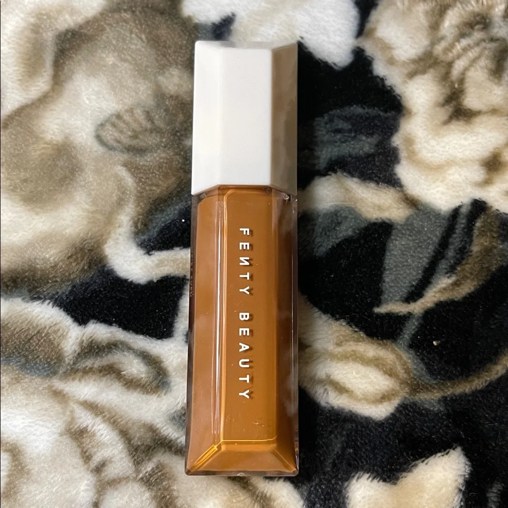 Fenty 440W We're Even Hydrating Longwear Concealer